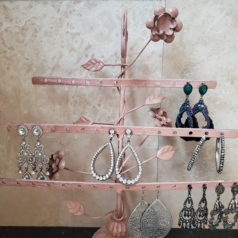 7 pairs of earrings with earring holder